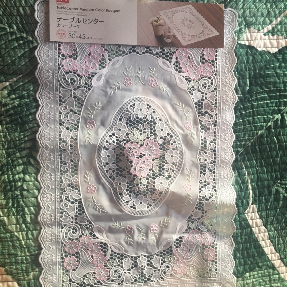 NW LACE TABLE RUNNER